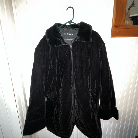 Avenue Coat with Faux Fur Collar - Picture 4 of 5